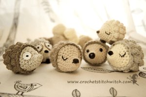 Deze egeltjes gemaakt door Crochet Stitch Witch gaan we ook maken. Nieuw op freubelweb.nl #gratis #haakpatroon