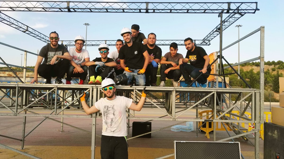 FestiVanFT's tweet photo. @Espacio4FM los chicos de la radio ya han montado su escenario. A partir de mañana estarán en #FestiVan #rivas https://t.co/4MoGEQtBum