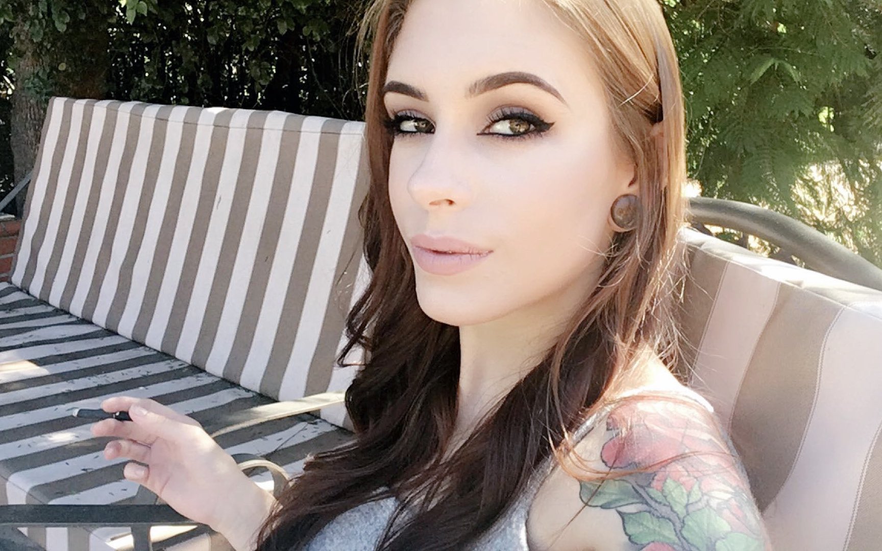 TW Pornstars - 1 pic. Anna De Ville. Twitter. Kisses for my fans 😘. 7: