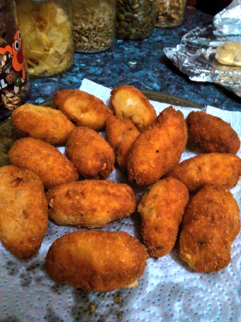 ShioriAkaitsuki's tweet photo. El manjar mas delicioso #croquetas #croquetasdelamama #delicioso #nmmm~croquetas~ ✨ https://t.co/7XBv73J9dq