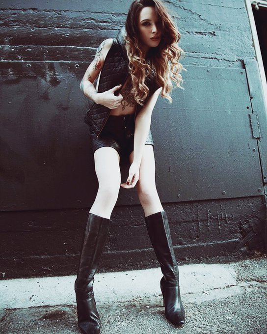 A shoot i did for a designer for #emblemshowroom in #downtownlosangeles 😍😜😎😘 https://t.co/anPGMCz27P<a href="/tag/emblemshowroom"class="tags">#emblemshowroom</a><a href="/tag/downtownlosangeles"class="tags"><span>#downtownlosangeles</span></a>