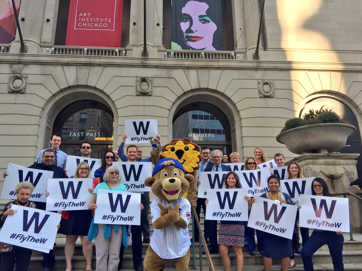Cubs's tweet photo. The city's looking good. Thanks for helping us #FlyTheW! https://t.co/mJuVCQUkum