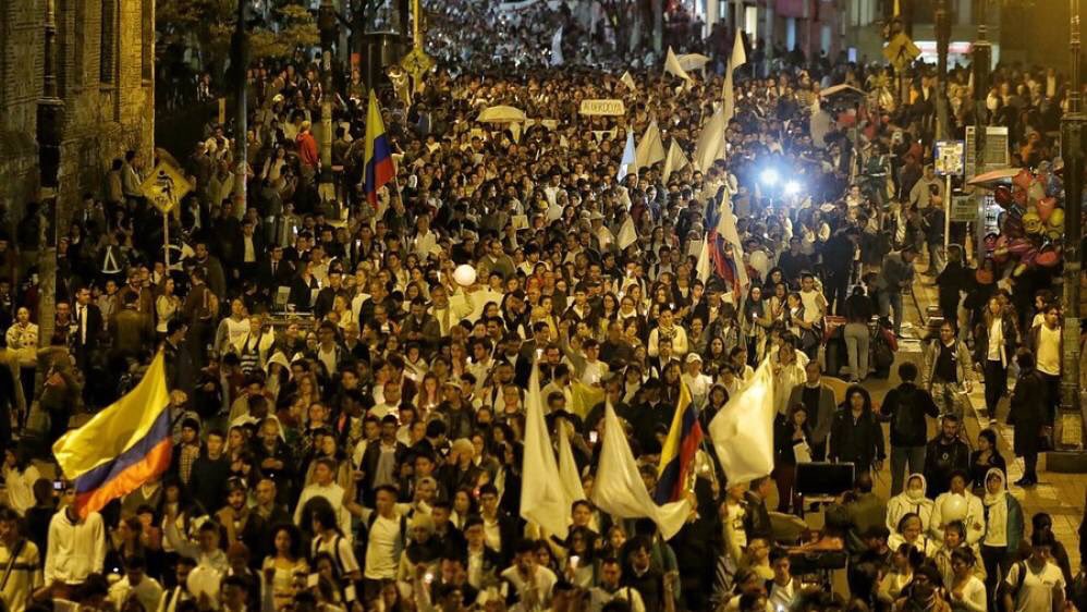 fdbedout's tweet image. Que la mezquindad política de los adultos no le arrebate el futuro de un país en paz a los jóvenes. #MarchaPorLaPaz