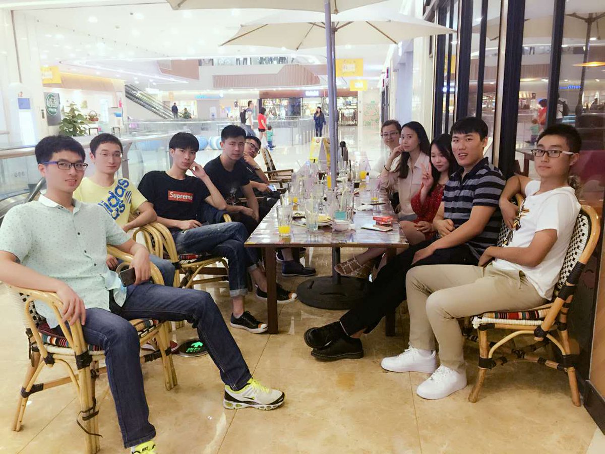 larva_life's tweet photo. REUNION https://t.co/zzKdAfOkG2