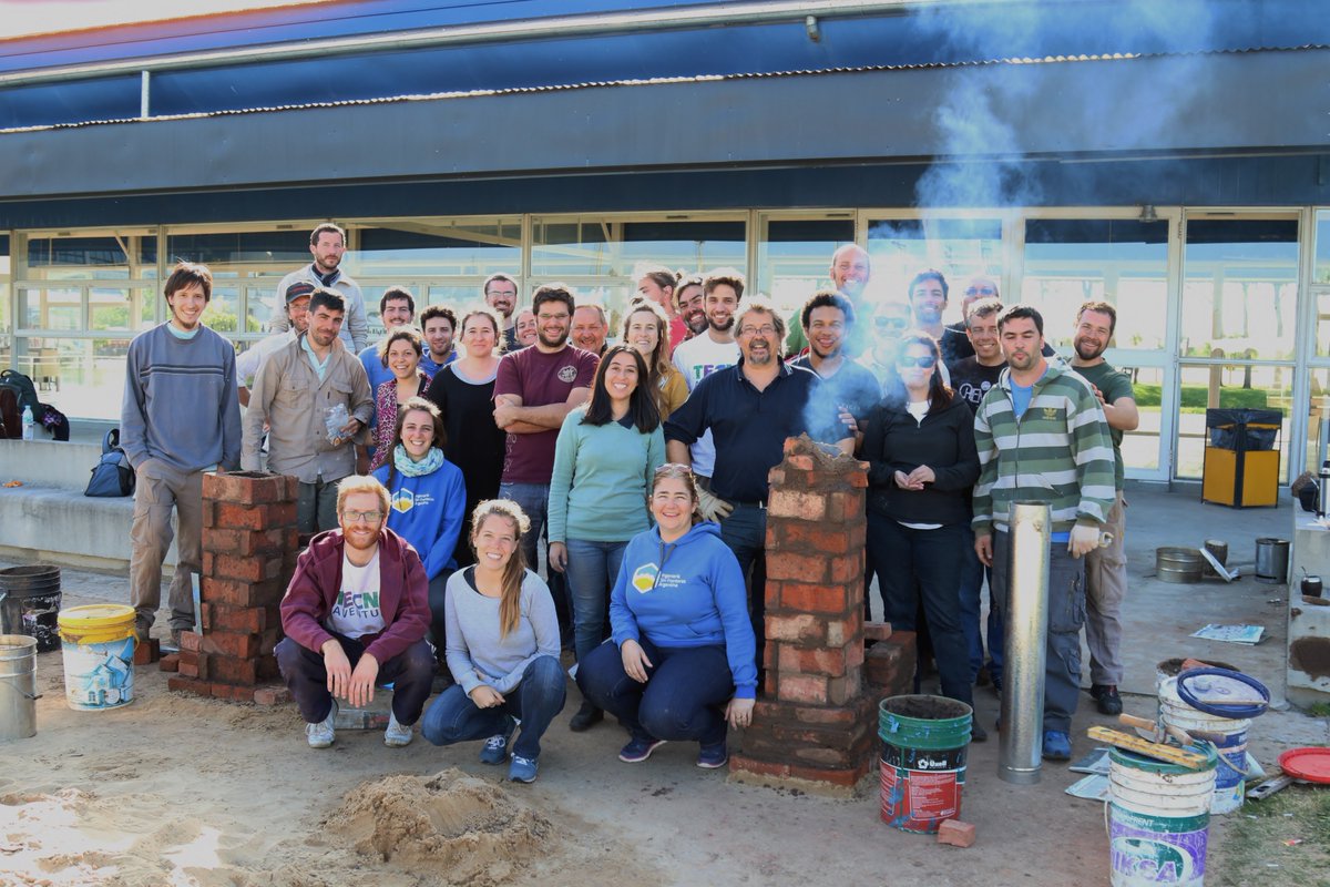 #TallerBiomasaDiplomatura junto a Pablo Kulbaba y Ramiro Walti en la #UNLaM. Fabricamos #CocinaInstitucional y 2 #CámarasCombustión.
