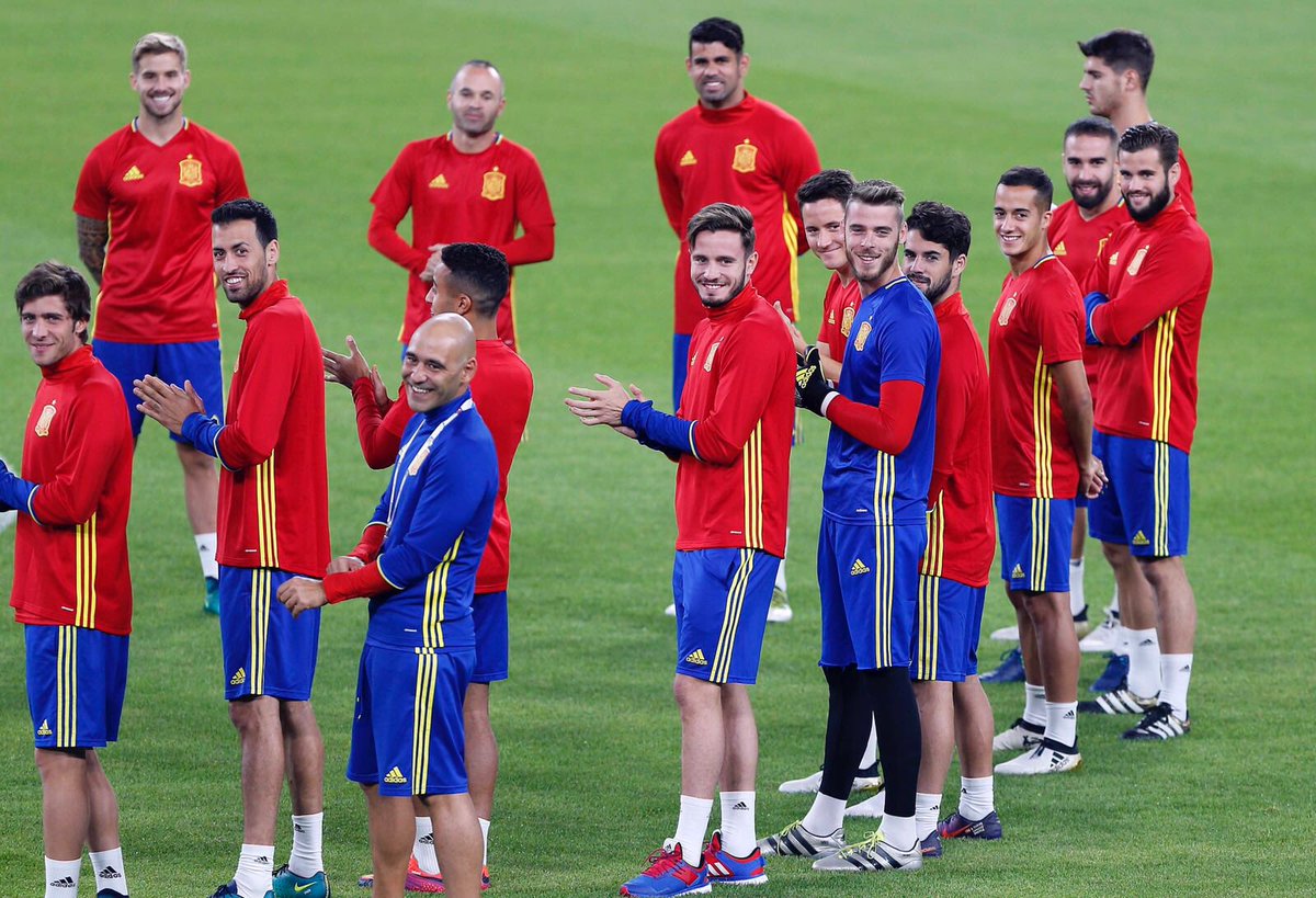 AnderHerrera's tweet photo. Last training session before the important game tomorrow against Italy! 👍🏼🇪🇸 https://t.co/nVZptNIqlw