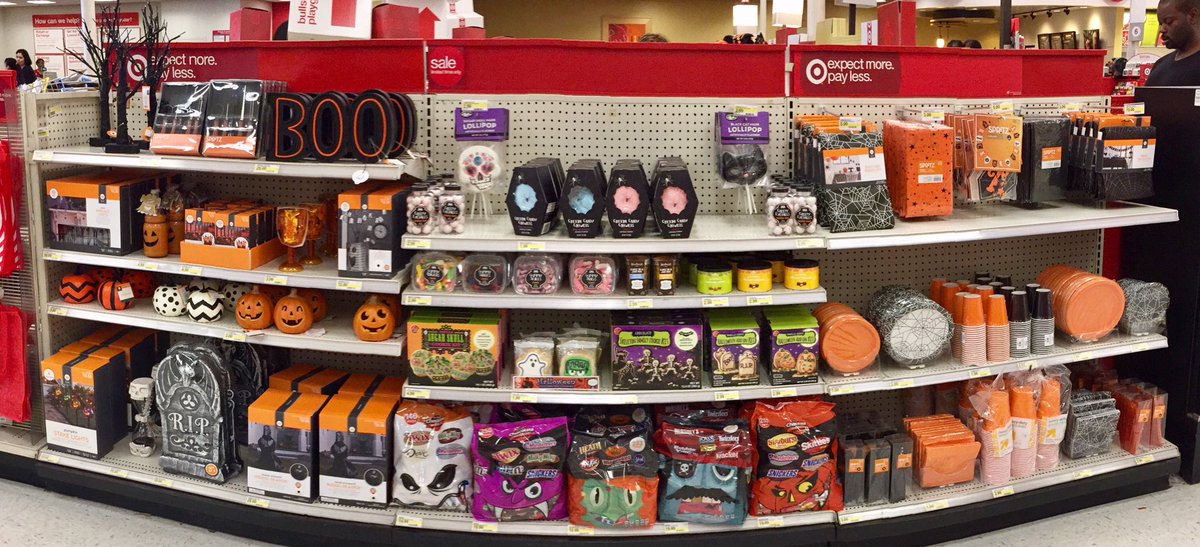 It's beginning to look a lot like Halloween!! 👹👻 #thahill #targetstyle #d207vml #vml #halloween #bebold #target