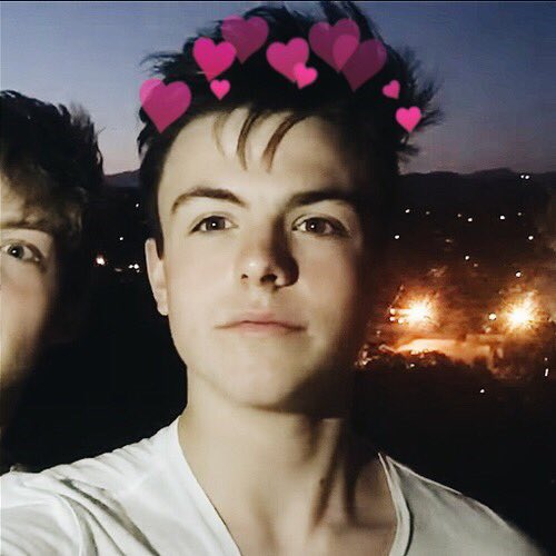 rpglvm's tweet photo. -Blake Richardson
-17 ans 
-La musique 
-bisexuel https://t.co/tdFda1RHK1