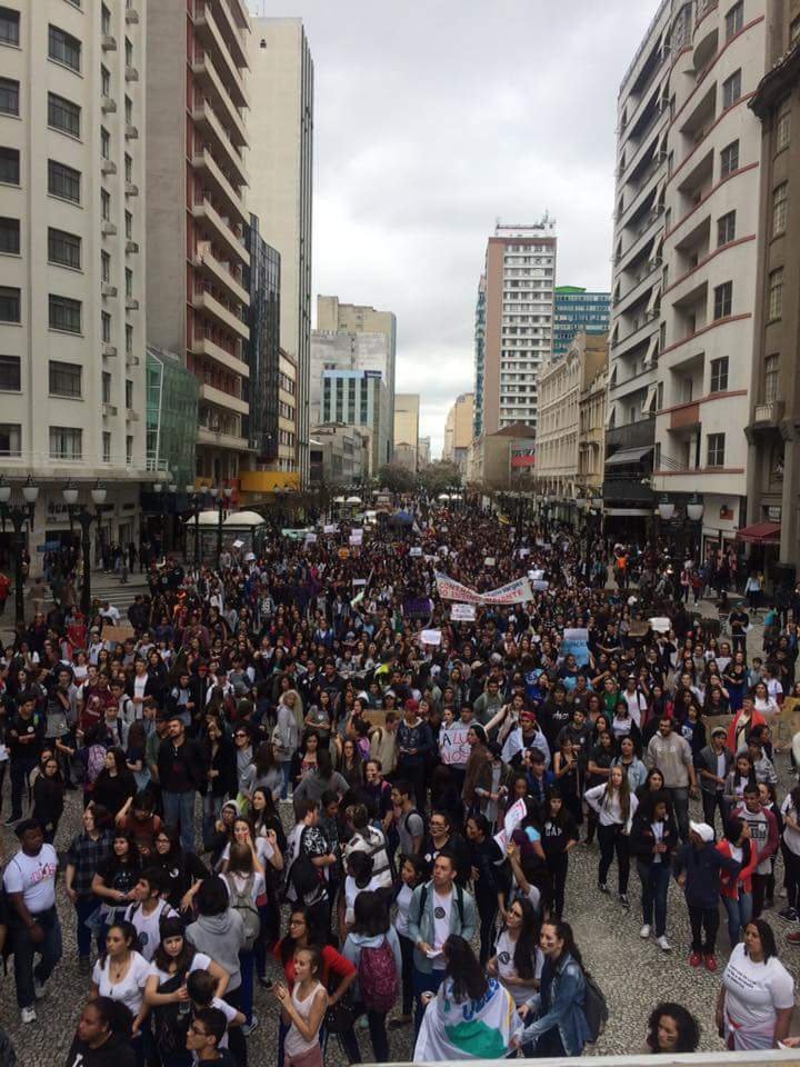 Reflex_volucion's tweet photo. Protestas contra la reforma educativa en Brasil. Miles de estudiantes salen a la calle y ocupan 8 escuelas. https://t.co/EQh17xqpyn https://t.co/dDspCpcJcI