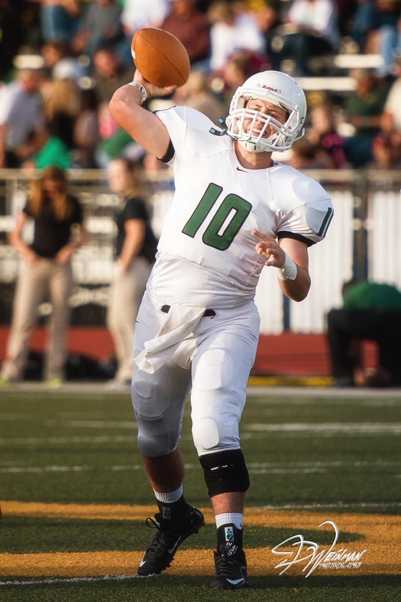 Weinman_photos's tweet photo. PreGame is fun to watch for this ol' QB #jaredweinmanphotography #derbyfootball #pregame #passandcatch #thatsimple #greenismagic #goderby https://t.co/bo9PpCBPZG