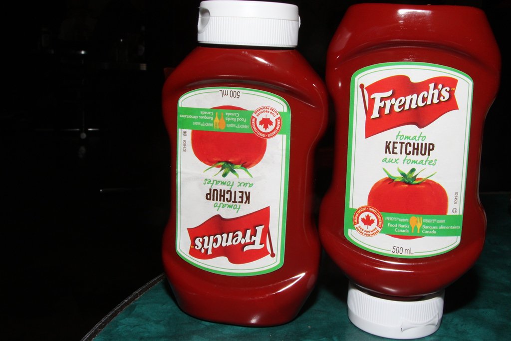.<a href="/FrenchsKetchup/">French's Ketchup</a> Which of these ketchup containers is right side up on a restaurant table? <a href="/centre_deli/">Centre Street Deli</a> #ketchup #french's #UpsideDown