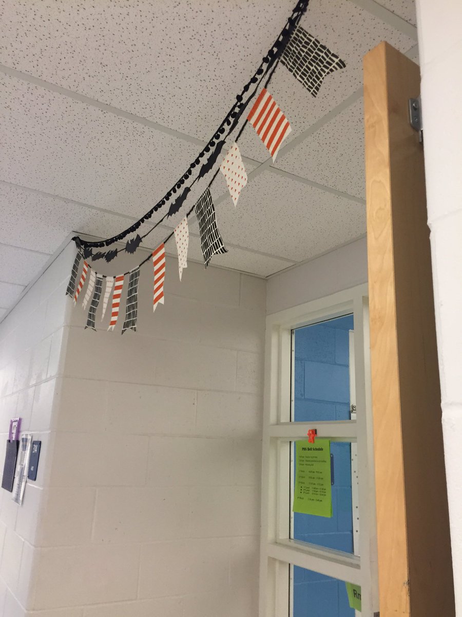 Aewallace8's tweet photo. @PocomokeHighArt always has the most trendy room #SoInviting 💙💛 https://t.co/dBlAvvnLru