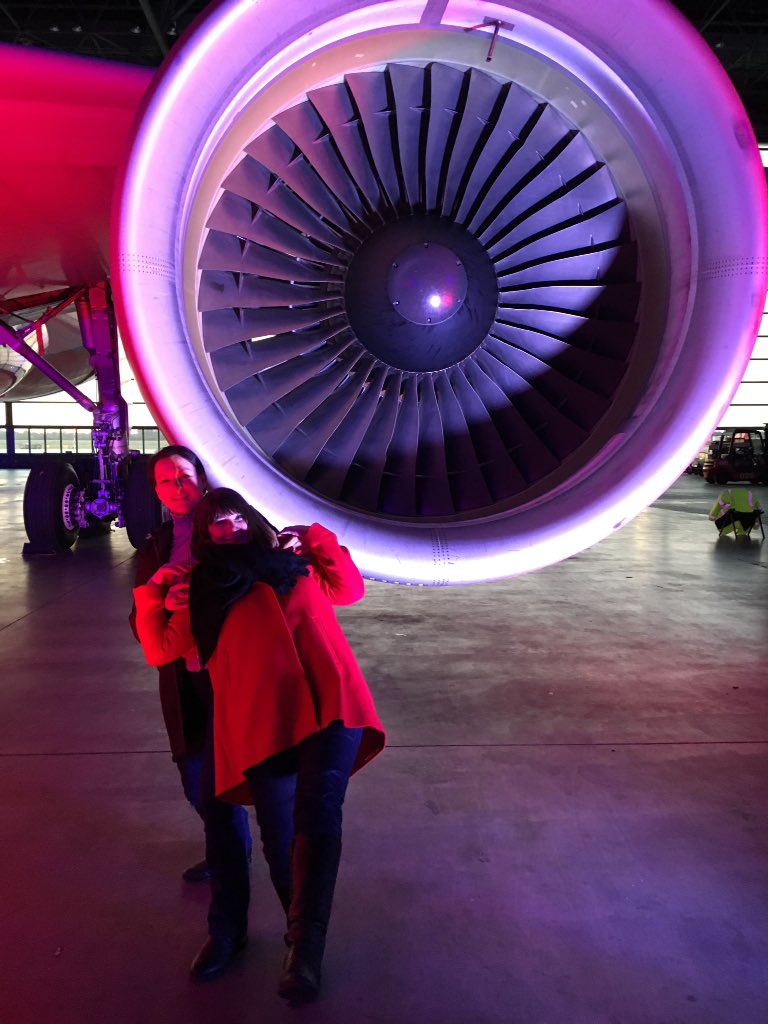 Genussgier's tweet photo. Wenn man @MichaelaBrandl und mich bittet, sexy vor einer Turbine zu posieren, kann das ja nix werden. #twdus #twittwoch https://t.co/nFePat5hX6