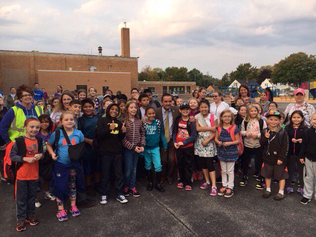 LisaHesseOlson's tweet photo. #WalktoSchoolDay was a huge success @Elmore. Way to go @mtrambler! Thanks @greenbayschools! #ElmoreRocks #Live54218 https://t.co/NT0DwltdXd