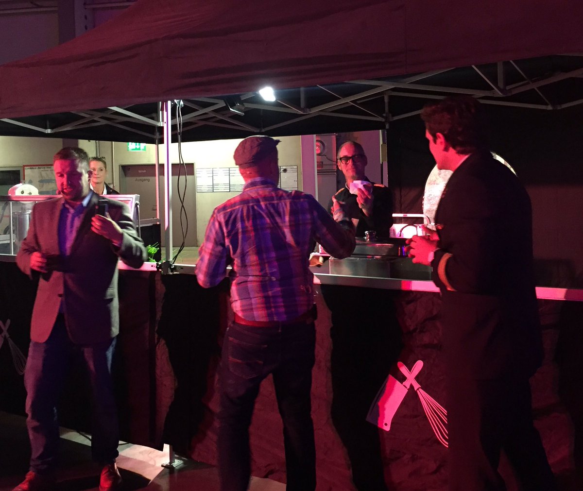 KOOB_Food's tweet photo. Großartige Wurst von Inhoven beim Twittwoch in Düsseldorf #twdus https://t.co/SstqKeNMHh