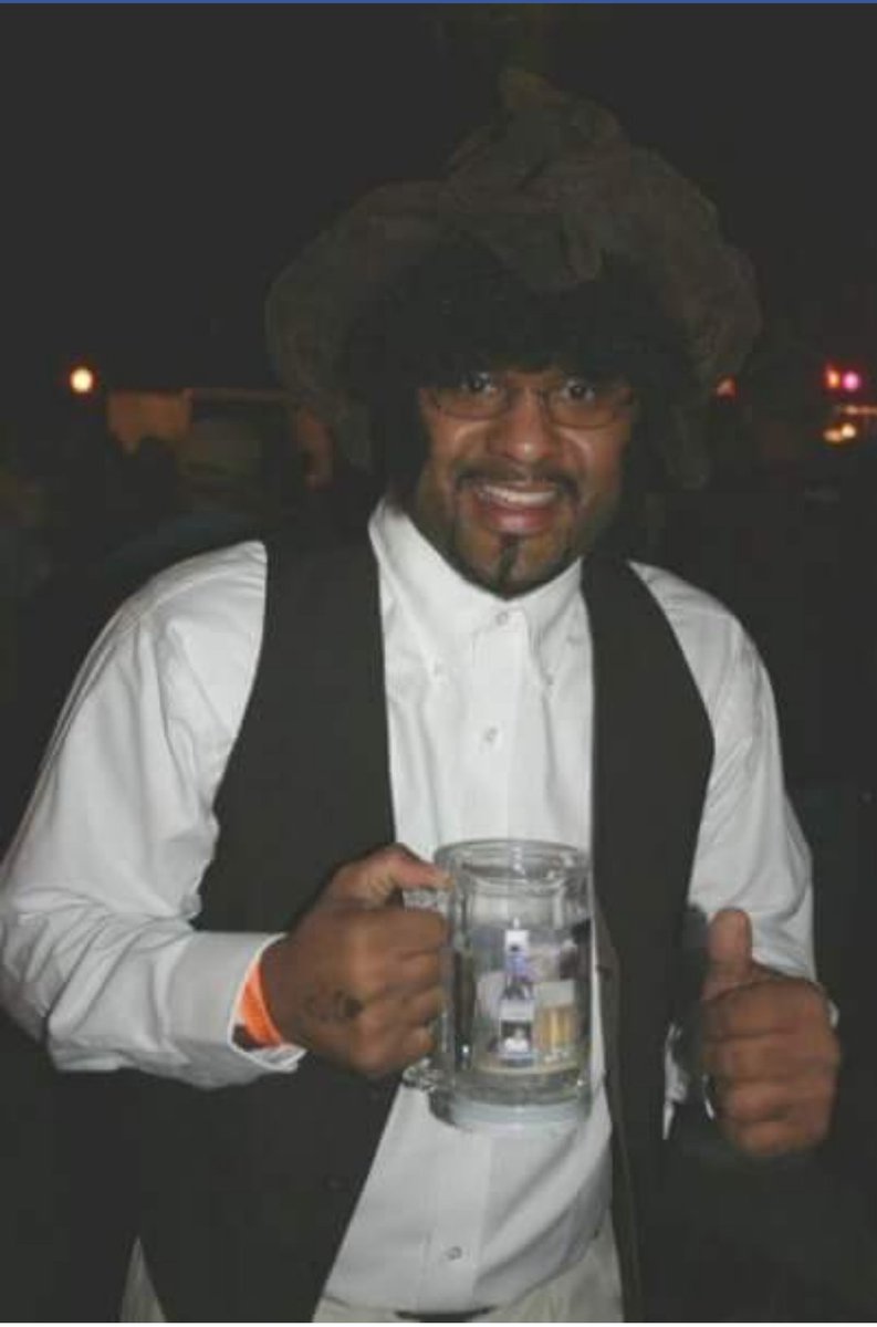Brucewaynebrady's tweet photo. Throwback Halloween costume, from when I was Dave Chappelle as Sam Jackson. #CostumeInception https://t.co/grg2kcelJL
