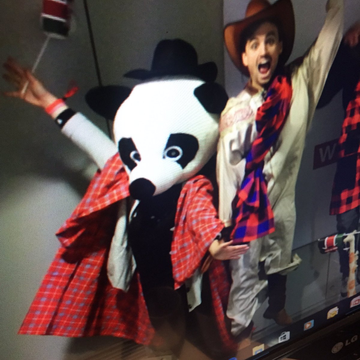 happycity_blog's tweet photo. Soirée tour du monde 🌍avec @InterfaceFrance! Oui, oui, c'est bien moi en panda🐼! Super soirée... Vivement un prochain #InterfaceChallenge 💪🏽 https://t.co/CjhNBsYvTb