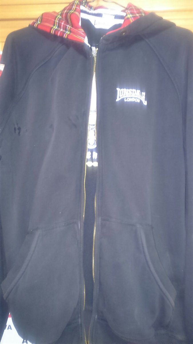 Tortmestort's tweet photo. @LonsdaleSpain Sabeís dónde podría encontrar esta chaqueta? Llevo tiempo buscandola por internet ya que la tuve y la quiero de nuevo. https://t.co/1gt0PzDfyh
