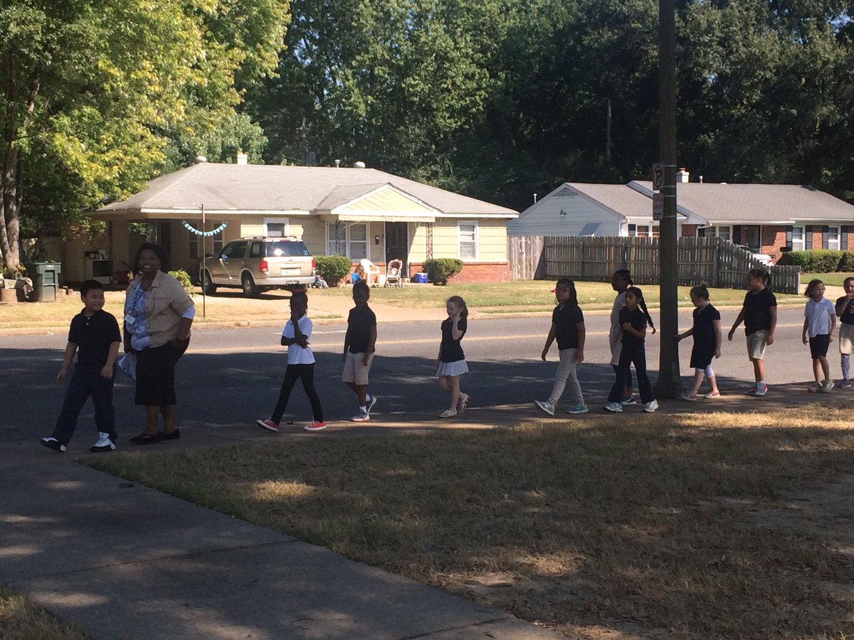 msjanwall's tweet photo. Mrs. Wallace's class taking part in national walk to school day.@Willow_OaksES https://t.co/N1QO92Tmij