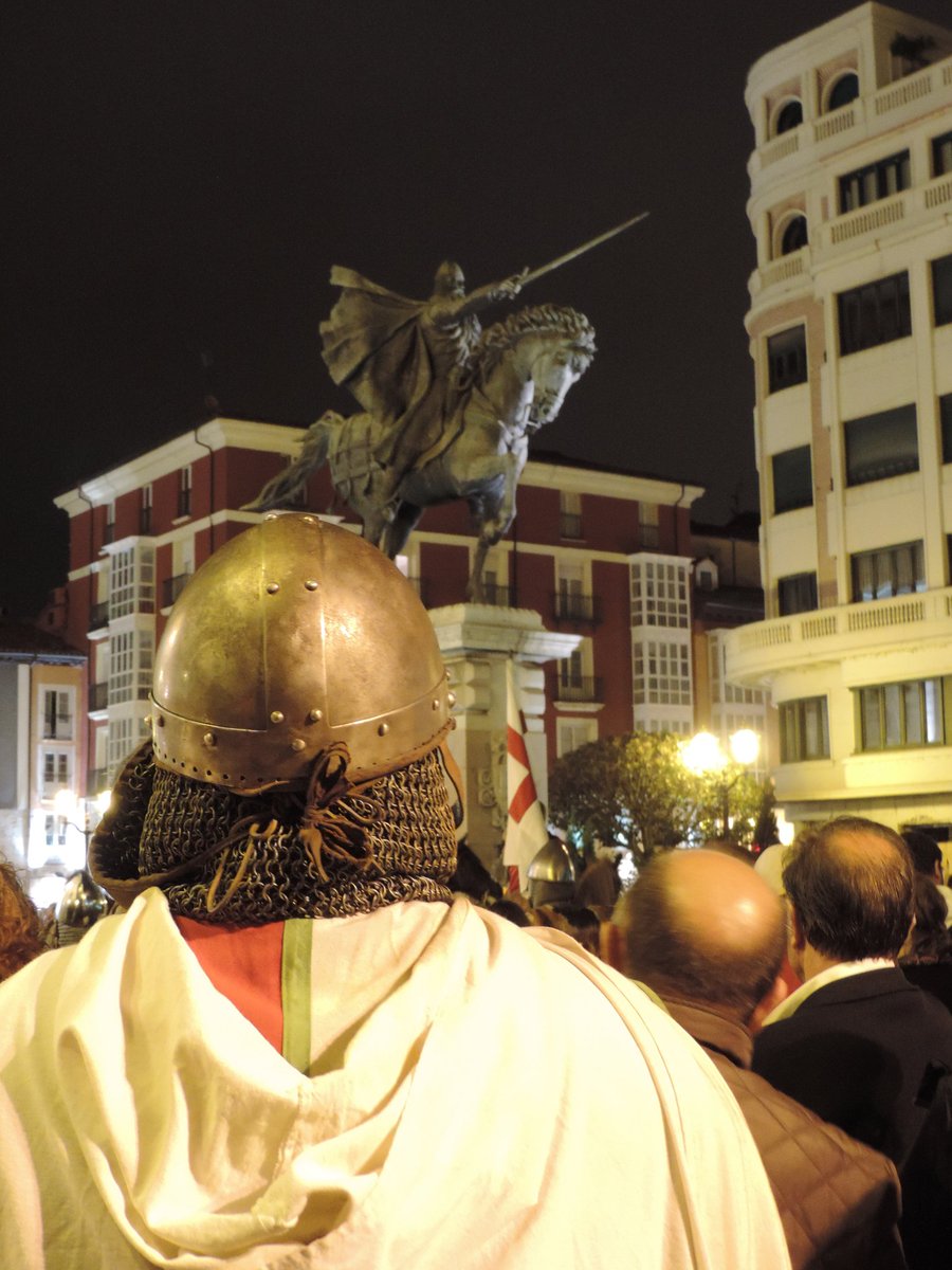 PaulaGarAre's tweet photo. Inicio desfile nocturno #arcosantamaria hasta #elcid. Desfile de #antorchas 🕯🕯🕯🕯🏹🛡🏹🛡🏹🛡🏹🛡
#FinDeSemanaCidiano @findecidiano https://t.co/vm3DP5izJJ