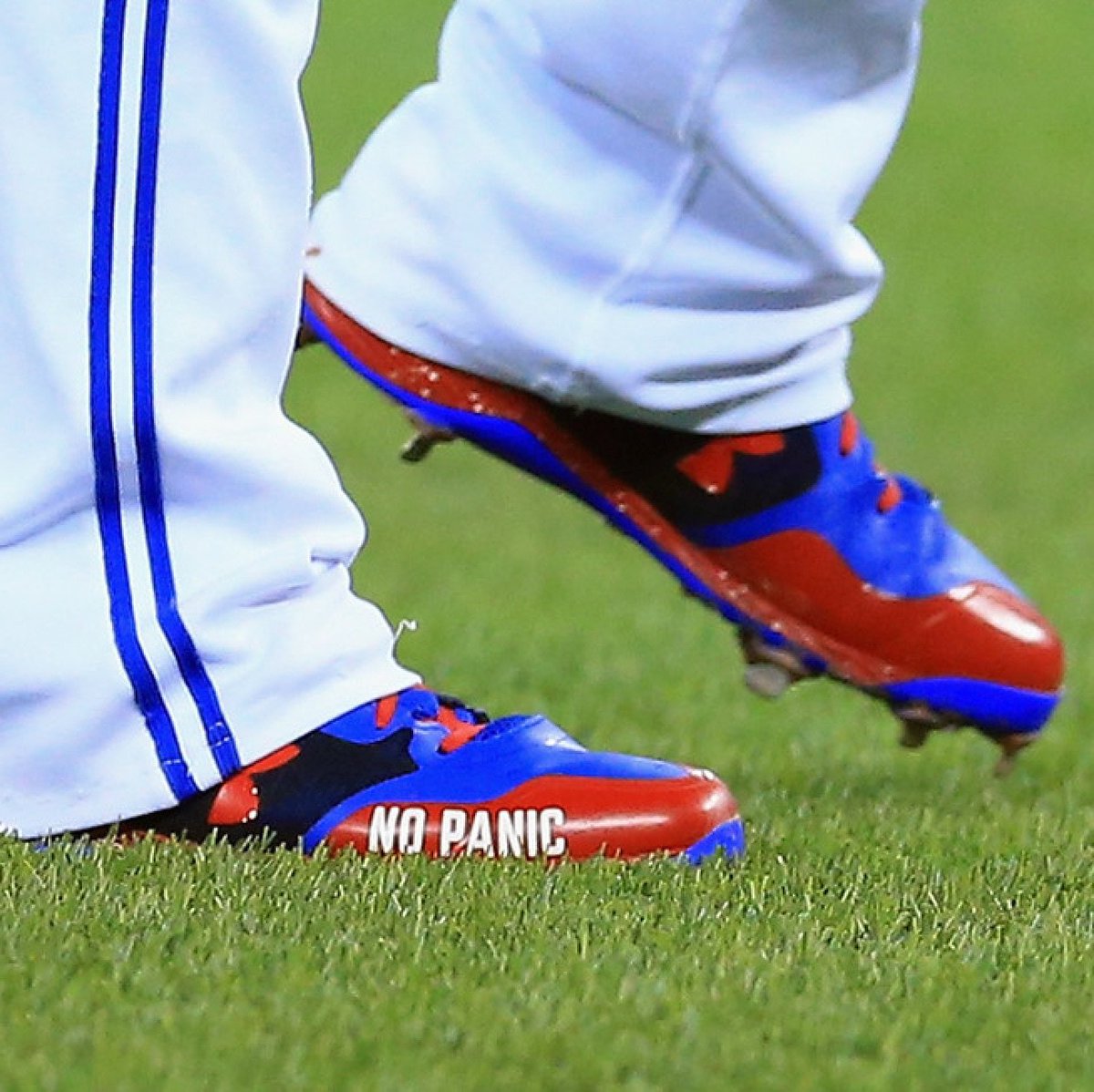 howtheprosroll's tweet photo. .@RobertoOsuna1 custom @UABaseball Heater Mid ST cleats by @nomadcustoms set the tone and the #Jays calmly delivered in the 11th! #Toronto https://t.co/wquZlWqwFd