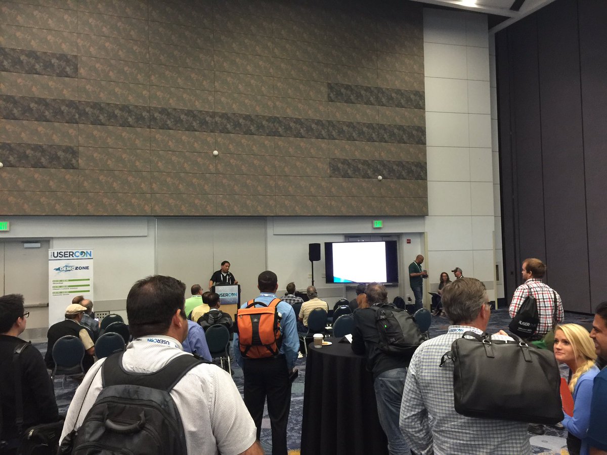 LosAngelesVMUG's tweet photo. vBrownsession at #SoCalVMUG with @vCloudernBeer and @VenturaVMUG https://t.co/P7upSH3irc
