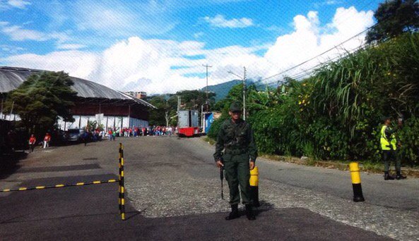 AlexisBalza's tweet photo. Medidas de seguridad y cierre de vías por el gimnasio de balonmano en San Cristóbal por la presencia de Diosdado Cabello https://t.co/oOE3FRQjeJ
