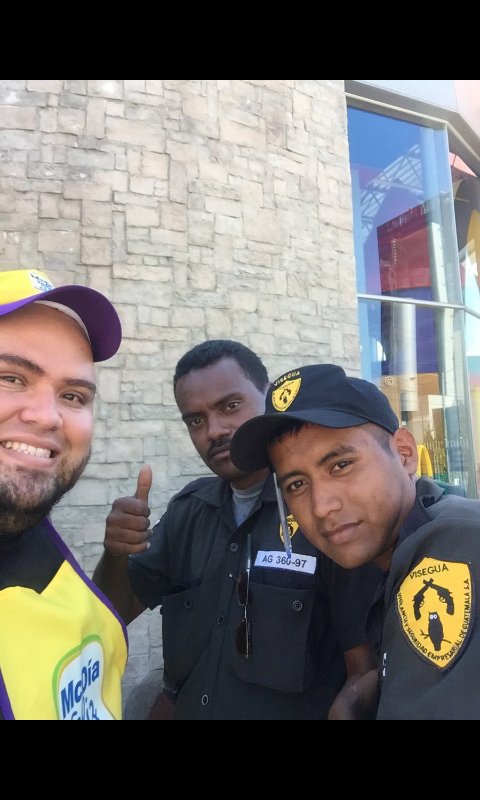 Joven no puede tomar fotos en esta área // Nos tomamos una selfie. 

#McDiaFeliz