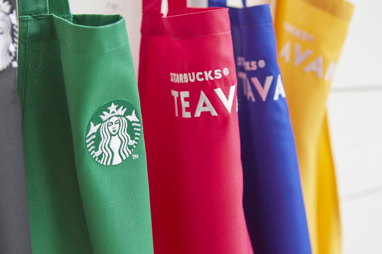 スターバックス コーヒー 今週から いつものグリーンエプロン ブラックエプロンの中に カラフルなteavana エプロンも仲間入りをして お店の雰囲気も華やかに パートナーたちもワクワクした気持ちでみなさまをお待ちしています スターバックス コーヒー 今週から いつものグリーンエプロン ブラックエプロンの中に カラフルなteavana エプロンも仲間入りをして お店の雰囲気も華やかに パートナーたちもワクワクした気持ちでみなさまをお待ちしています
