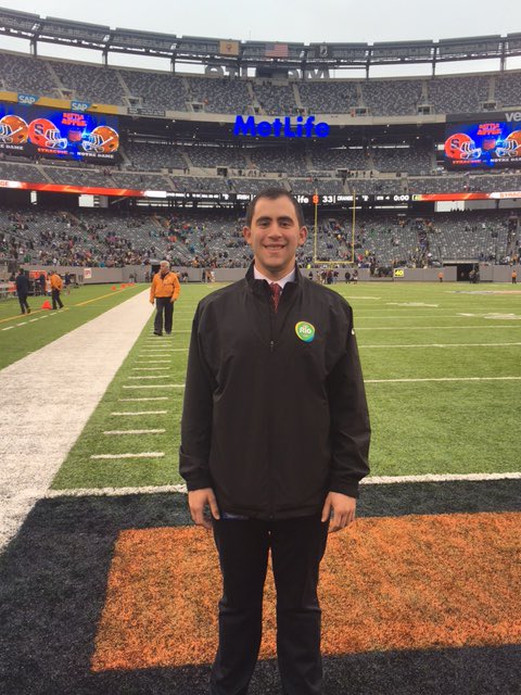 The Senior Capstone provides students w/real-life work experience + responsibility in #SportsBiz [📸Jeff Maizes '17 w/<a href="/Cuse/">Syracuse Athletics</a> @MLStadium]