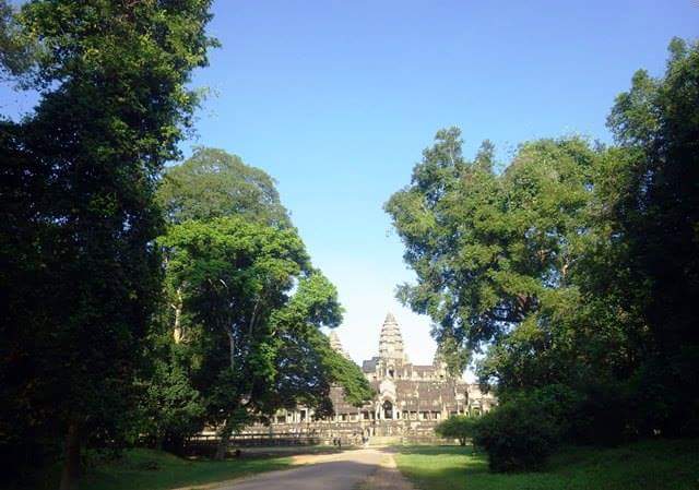 YNHealth's tweet photo. Playtime: Cambodia.Inside the Angkor Complex.#travelblogger #Cambodia #asiandestination #bucketlist #architecturephotography #AmazingPeople https://t.co/MPm9Jd5d1u
