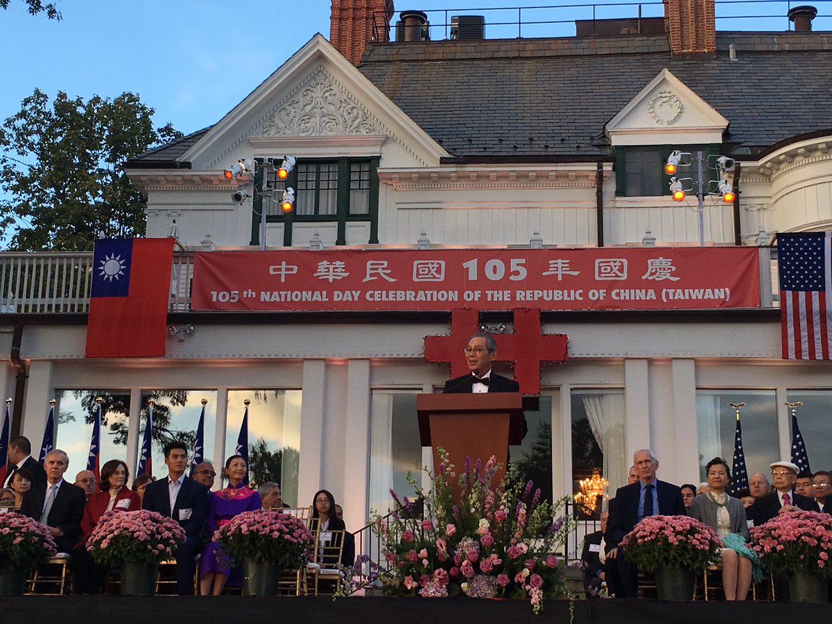 美国之音中文网sur Twitter 台湾驻美代表处举行中华民国105年国庆酒会 台湾驻美代表高硕泰 图一 图二 致辞 新任美国在台协会主席莫健 James Moriarty 与台湾经济部次长王美花出席了酒会 图三 美国之音记者钟辰芳