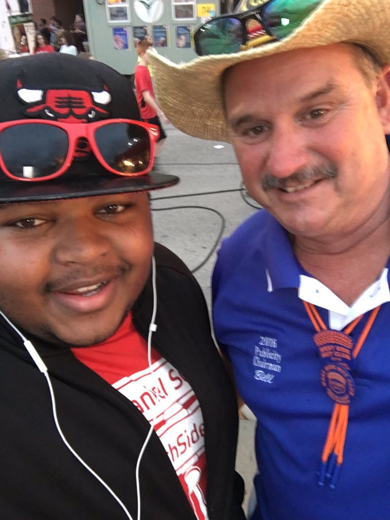 noellane1's tweet photo. Meet bob Name-bill Evans
Favorite food-zipper chicken 
booth-24
 became a nut clubber-to serve his community n meet people #CMSTfallfest https://t.co/uKepS5JtM6