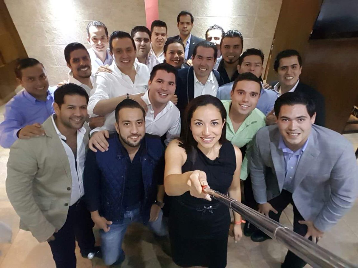 Enrique_Rascon's tweet photo. Porque vamos juntos y unidos como familia, excelente reunión con mis amigos dirigentes estatales de la #RJXM #QueSeaDeLaRED https://t.co/gzB0BGUAeE