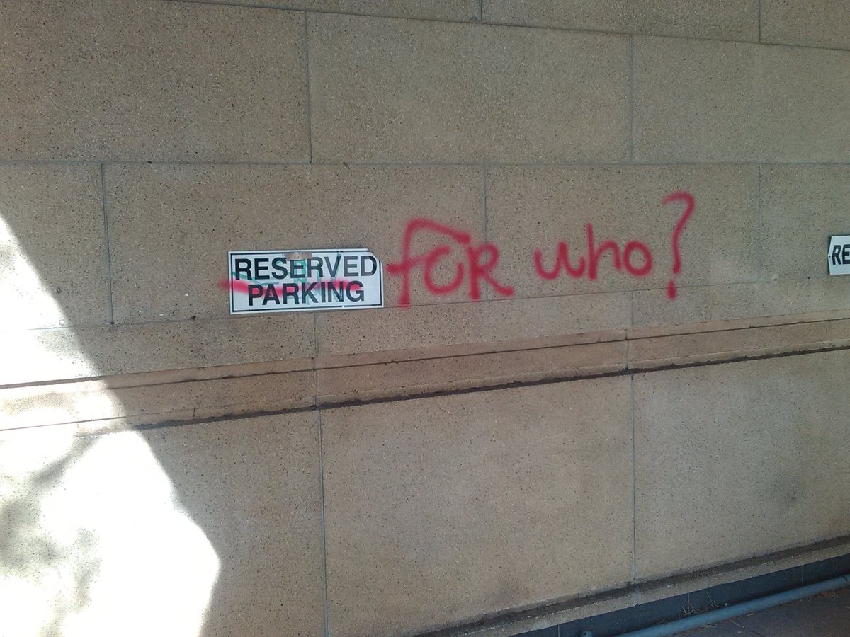 ArthurRamaphak3's tweet photo. Students want answers😂😂😂😂 #wits #Fees2017 #FeesMustFall #UJFees #UCTshutdown https://t.co/3zloe5RO9d