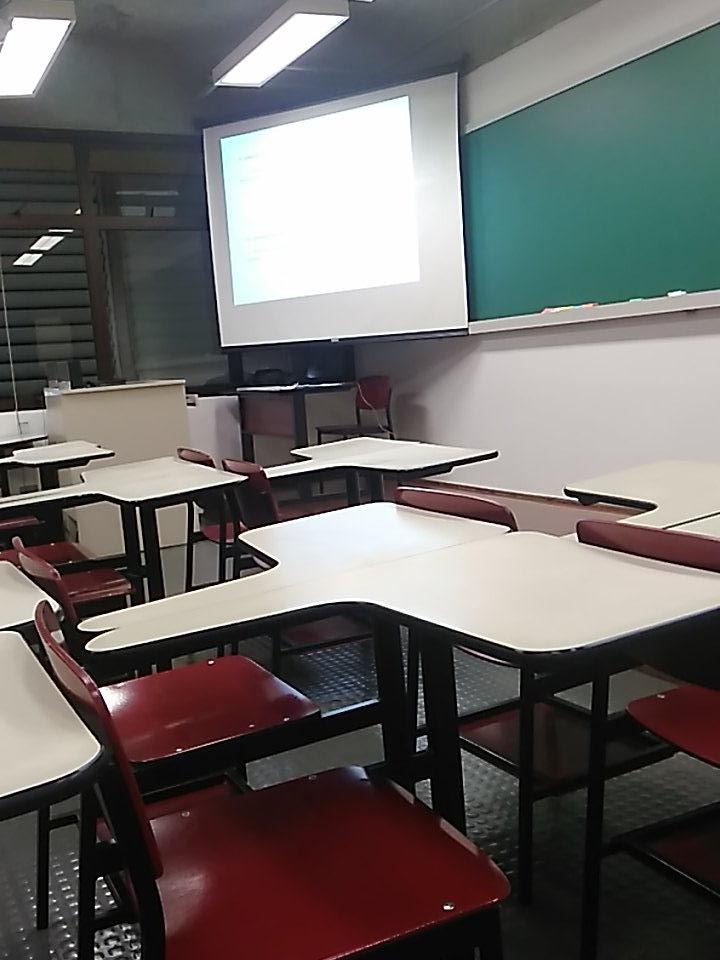 raphakinder's tweet image. Aí não vem ninguém pra aula, professor vai procurar o pessoal e fica nisso '-'