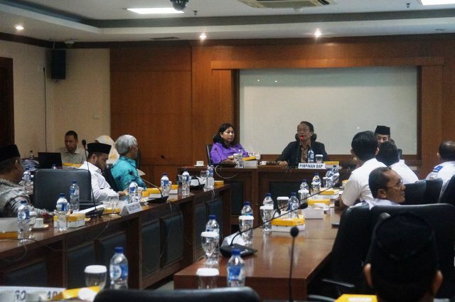 DPDRI's tweet photo. Rapat Badan Akuntabilitas Publik membahas permasalahan pemagaran rel kereta api oleh warga di Kec. Enggal Kota Bandar Lampung.... #BAPDPD https://t.co/94826dZ29p