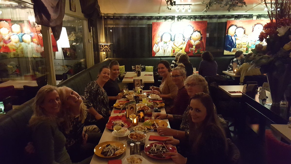 Gisteravond hebben de dames van het bestuur seizoen 2016 afgesloten met een heerlijk etentje 😊 #nuevenrust #chillers