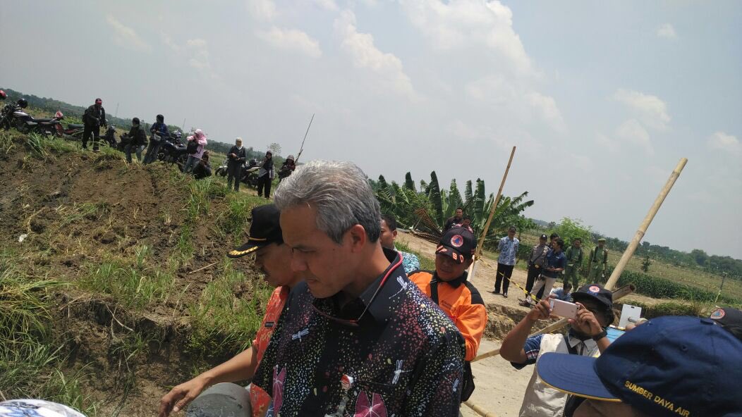 asliDEMAK's tweet photo. Pak @ganjarpranowo meninjau Jembatan beton sepanjang 15 meter yg putus akibat pondasi tergerus longsor Di Dukuh Singopadu dan Desa Tlogoweru https://t.co/i03CY4Bc6c