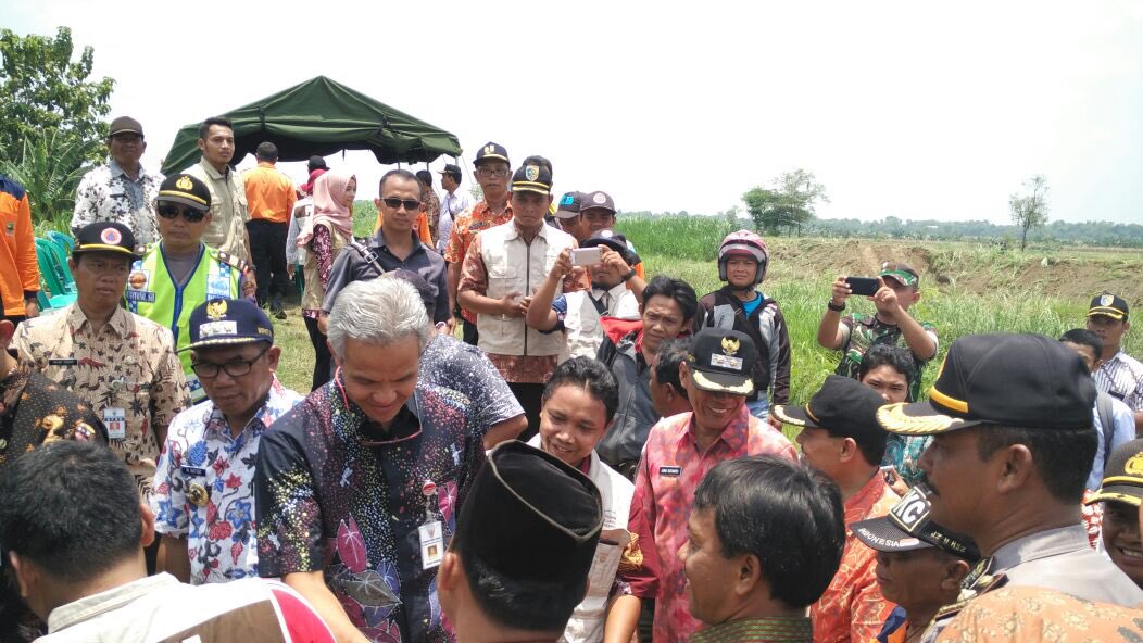 asliDEMAK's tweet photo. Pak @ganjarpranowo meninjau Jembatan beton sepanjang 15 meter yg putus akibat pondasi tergerus longsor Di Dukuh Singopadu dan Desa Tlogoweru https://t.co/i03CY4Bc6c