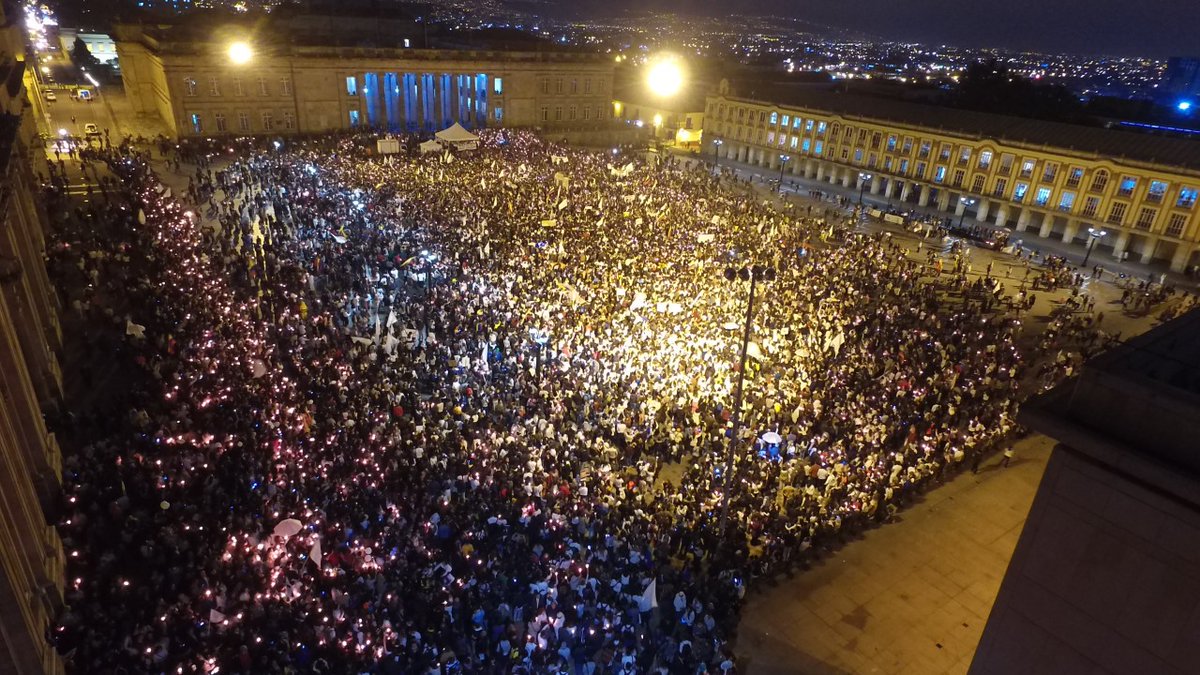 Mayitas1976's tweet photo. #MarchaPorLaPaz Así luce la Plaza de Bolívar esta noche en la que la juventud piden PAZ @jeabello @JULIOC_HERRERA @bsandovald @lianjuarango https://t.co/Ct1Po5cpBY