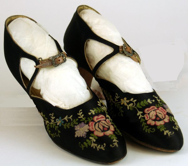 FlapperCloche's tweet photo. DOG KENNELS—Pair of shoes.
DOGS—Feet.
#slang #1920s    

Top of the line kennels from NYC's Saks Fifth Avenue,1925, collection @MSUMuseum https://t.co/ao4zgbWsG4