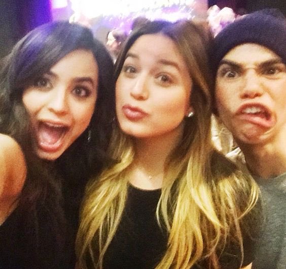 "Hangin with these fools. Haha." 😊💕