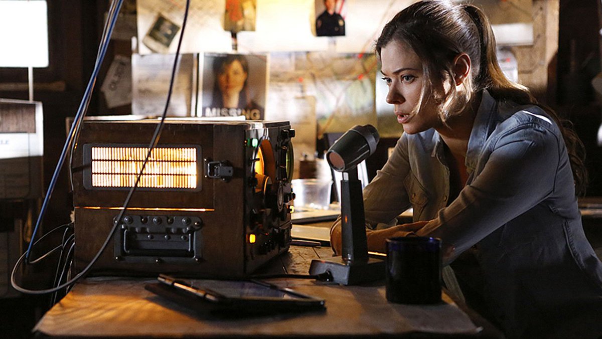 cwgossip's tweet photo. West Coast, it's almost your turn. #Frequency premieres TONIGHT at 9/8c! https://t.co/Q29NAbvxE7