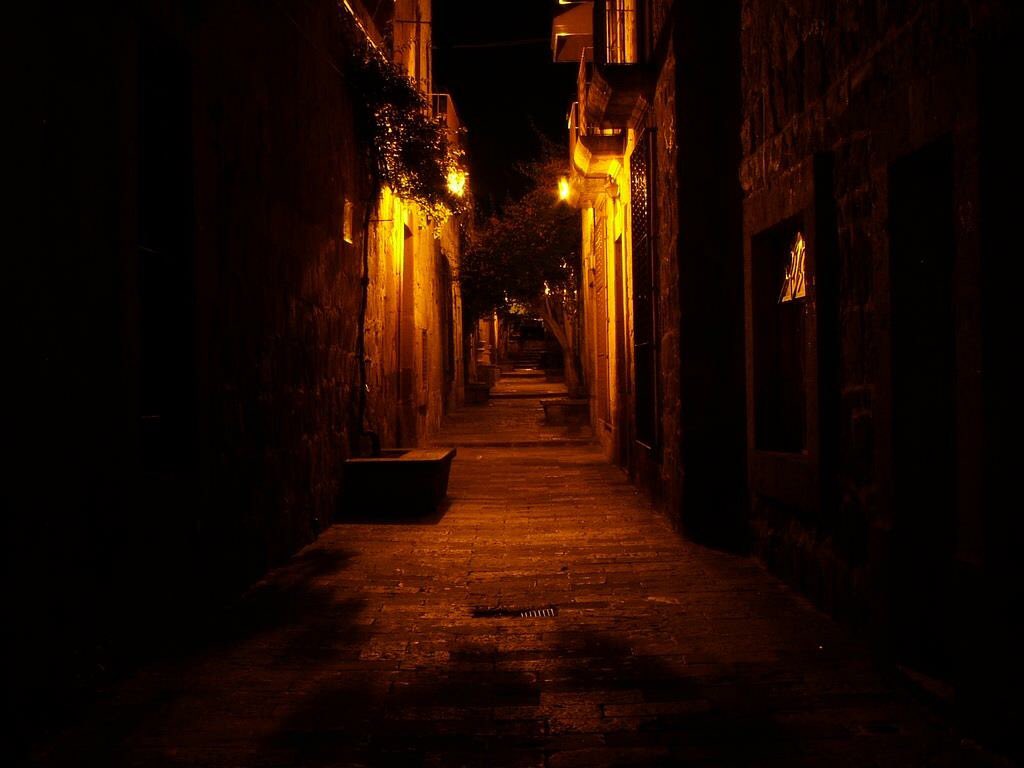 Michoacan's tweet photo. Así luce esta noche el lugar más romántico de la capital michoacana, el Callejón del Romance. #SomosMichoacán #ElAlmadeMéxico https://t.co/mtPGh8LQWf