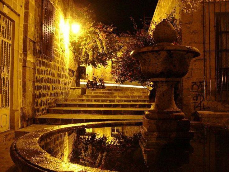 Michoacan's tweet photo. Así luce esta noche el lugar más romántico de la capital michoacana, el Callejón del Romance. #SomosMichoacán #ElAlmadeMéxico https://t.co/mtPGh8LQWf
