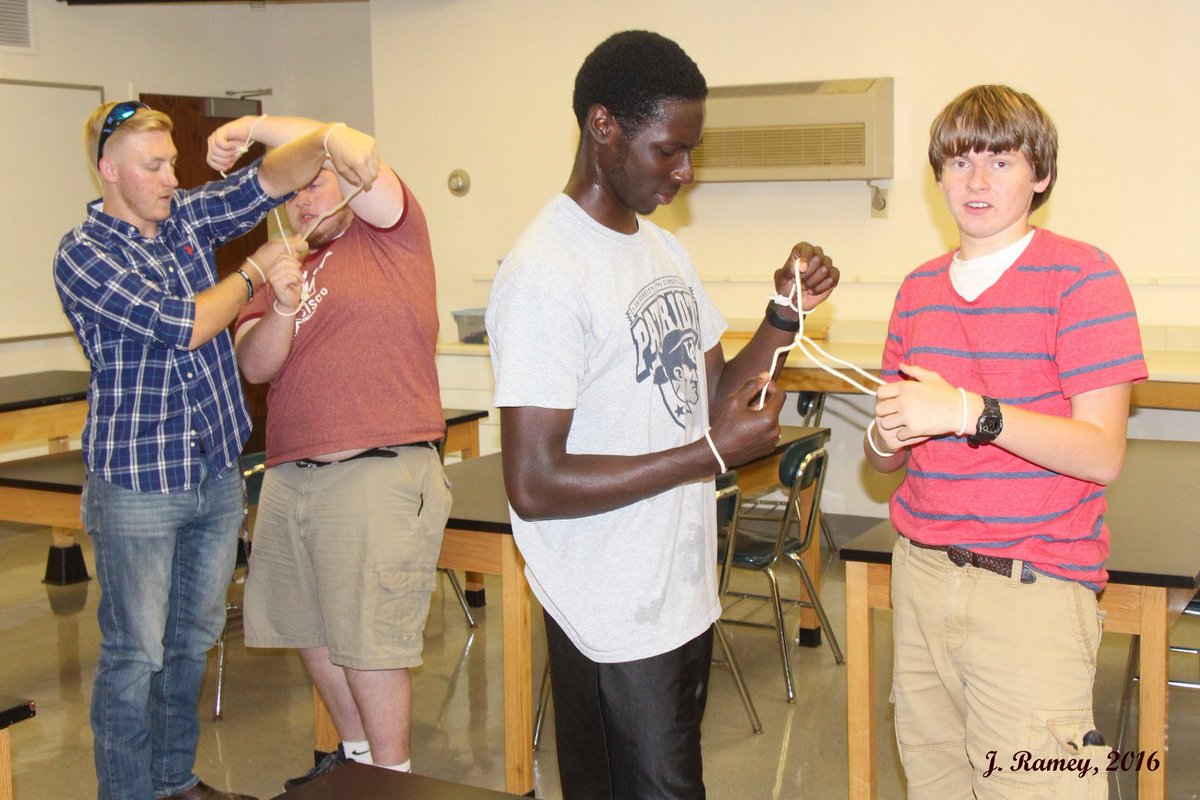 jramey6's tweet image. Freshmen are all tied up @UCumberlands, Homecoming Week (Wednesday) #UCPaintRed @UCmathphysics