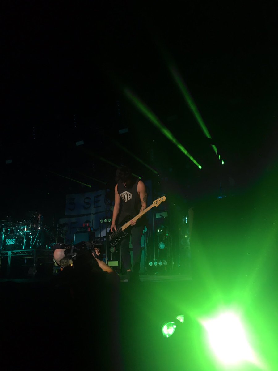X5SOSUPDATERX's tweet photo. this account is so inactive now but look at how close I was last night, I got front barrier -Jade https://t.co/gKeBBSwLkM
