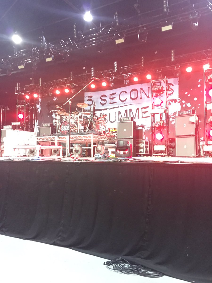 X5SOSUPDATERX's tweet photo. this account is so inactive now but look at how close I was last night, I got front barrier -Jade https://t.co/gKeBBSwLkM
