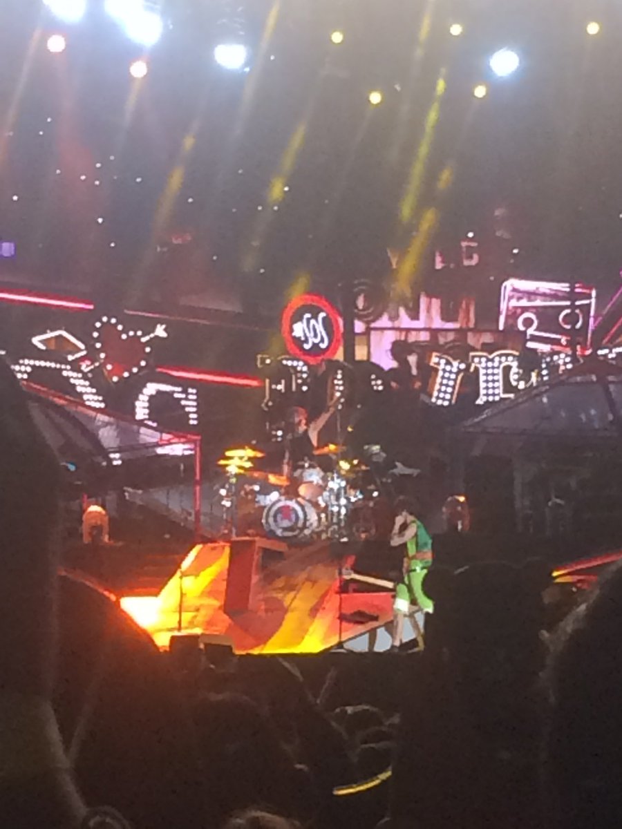 carolinapettus's tweet photo. .@CEdgerton93 can you believe it's been two years since we saw @onedirection and @5SOS for the first time? #wwamiami https://t.co/75soc6Msvw